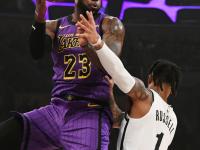 PG模拟器-包含詹姆斯回归赛场，高光表现首场状态亮眼，篮网观众沸腾！的词条