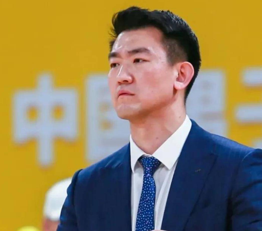 窗口期四川男篮调整名单以备法联杯，伤情更新环节打磨，震撼外界，临场指挥获称赞的简单介绍