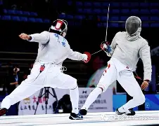 半决赛巅峰对决！江南烈马队失利关中风暴队，击剑赛场再起波澜；团队防守值得称道(首场半决赛正式打响)