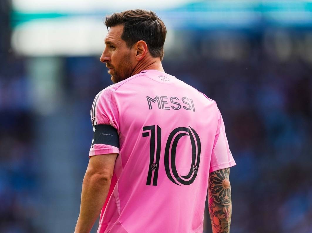  梅西马德里街头踢球 