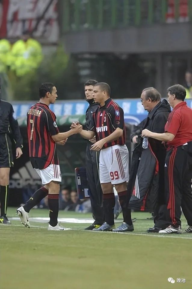 AC米兰训练开放日；清晨刷新队史纪录引欢呼；法甲在即；年轻球员得到机会的简单介绍
